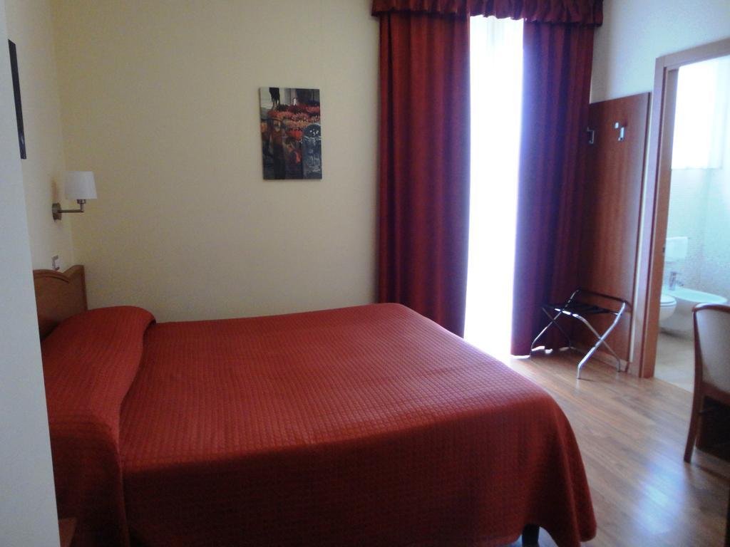 Hotel Miami Civitella Del Tronto Habitación foto